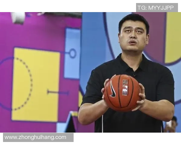 姚明穿戴袖套展现运动风采引发球迷热议与关注 姚明穿戴袖套展现运动风采引发球迷热议与关注