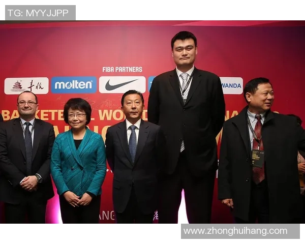 姚明与保罗亲密互动瞬间揭秘两位篮球巨星的友谊与默契