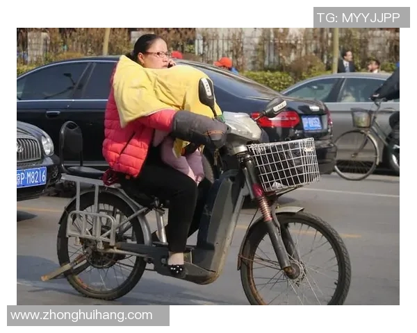 足球明星走在大街上引发路人围观瞬间成为街头焦点的精彩瞬间