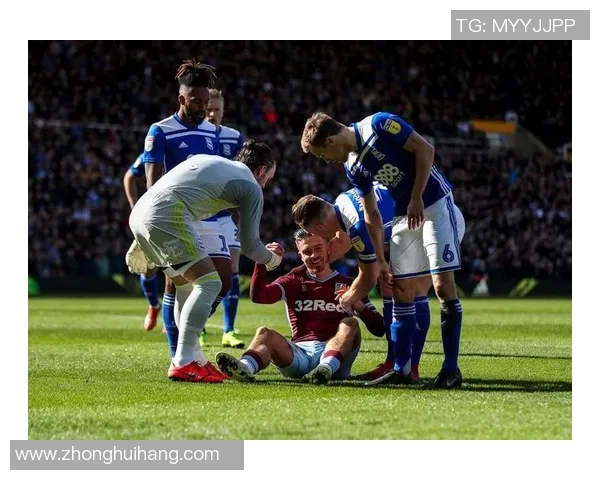 国外足球明星街头踢球引发热潮球迷纷纷围观感受足球魅力